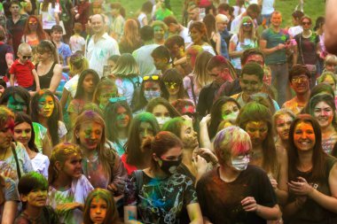 KRASNODAR, RUSSIA - May11,2018: Renkler Festivali, geleneksel Hint Holi festivali. Gençler Holi bayramında renkli pudra atarken eğleniyorlar. Renkli boya festivali. Renk Festivali