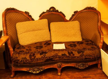 rahatlatıcı vintage café için yer. Kadife kanepe ve yumuşak renkler ve minderler dinlenme odası restoranda pahalıdır. Kanepede. Kanepe için oda içinde yatsın. Kafe ve restoran için mobilya