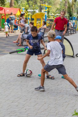 Odessa, Ukrayna - 08.09.2018: Futbol çocuklar - çocuk futbol oyuncular için. Anne ile Çocuk Bahçesi ev eğlence için yakınındaki futbol oynamak. Yaşam sağlıklı şekilde, çocuklar spor