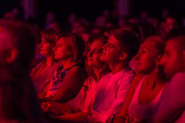 Odessa, Ukrayna-2018 yaklaşık: konser salonu oditoryum büyük kalabalık duygusal favori onların oyuncular karşılamak. Seyirci tiyatro salonunda. Tiyatro sahnede performans gibi izleyiciler