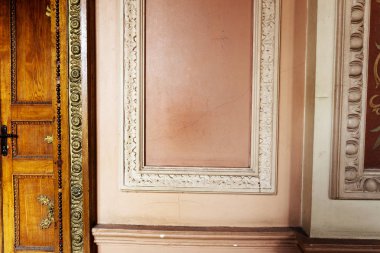 Çatlaklar. Arka plan yüzeyi ile yaratıcı çatlaklar. Tarin duvar sıva süsleme ile derin çatlak. Antik kakma alçı kalıp vintage kale, lüks stil İmparatorluğu tiyatro büyük çatlak