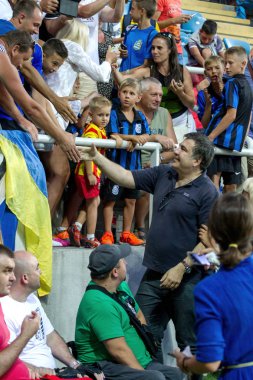 Odessa, Ukrayna - 2 Ağustos 2015: Gürcüce ve Ukraynalı siyasetçi, Ukrayna, Mikhail Saakaşvili, kendini hayranları ile oyun sırasında Fc Dinamo Kiev - Chernomorets Odessa fotoğraflandı Odessa bölge valisi. Major League.