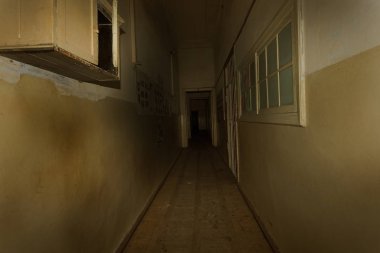 Karanlık koridor. Karanlık, boş bir koridorun mistik iç mekanı, terk edilmiş bir evde tünel. Karanlık, gizemli bir koridor. Terk edilmiş bir evin içi, cehenneme giden yol. Terk edilmiş eski bir bina.