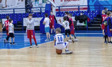 Odessa, Ukrayna - 23 Aralık 2018: genç çocuk basketbol oynamak, Çocuk spor yarışmalarında kutlama çocuk spor basketbol kulübü çocuk spor okul sırasında katılmak