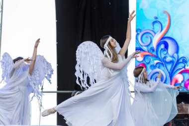 Odesa, Ukrayna - 28 Temmuz 2018: Çocuk açık yaz Tiyatrosu önünde veliler ve konuklar gerçekleştirmek. Çocuk tiyatro yaratıcılık, koreografi ve vokal, okul çocuk amatör performans