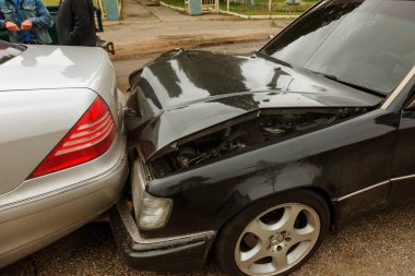 Odessa, Ukrayna - 22 Ağustos 2017: Kaza çarpışma şehir sonra sokak, zarar görmüş arabalar araba kazasında. Arabalar birbirine şehir sokak sürdü. büyük araba kazası, trende yakaladı