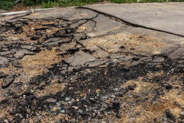 Teknoloji yollarının yapımı ihlalleri nedeniyle aşırı soğuk ve ağır yağmurlar asfalt yol yıkadı ve çok sayıda çatlaklar ve tehlikeli hataları kurdu