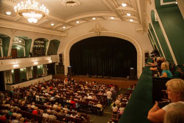 Odessa, Ukrayna - 19 Temmuz 2018: Oditoryum konser salonunun seyirci onların favori sanatçıları duygusal olarak karşılamak. Seyirci tiyatro salonunda. Tiyatro sahnede performans gibi izleyiciler