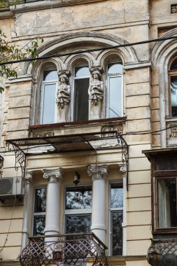 Odessa, Ukrayna - Cirka 2017: Yıkılan evler için yoksul insanların yoksul bölgelerde. Büyük onarım, kriz sırasında eski evleri yok edildi. Zavallı alanları. Yıkık terkedilmiş evlerde yaşayan insanlar