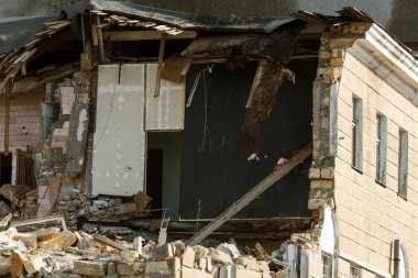 Terk edilmiş bir evde yoksul bir mahallede daraltır. Ev yok edildi. Evin duvarındaki çatlak. İmha eski evler, depremler, ekonomik kriz, terk edilmiş evler. Uygun olmayan evin kırık