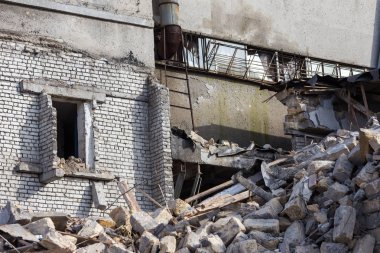 Terk edilmiş bir evde yoksul bir mahallede daraltır. Ev yok edildi. Evin duvarındaki çatlak. İmha eski evler, depremler, ekonomik kriz, terk edilmiş evler. Uygun olmayan evin kırık