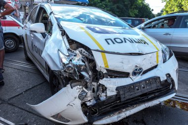 Odessa, Ukrayna - 11 Temmuz 2016: Kaza kaza bir polis ekibi ile sokakta. Polis araba kovalamaca sırasında suçlu kontrolü kaybedip büyük bir kaza yaratılmıştır. Kırık araba çarpışma