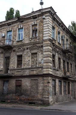 Odessa, Ukrayna - Cirka 2017: Yıkılan evler için yoksul insanların yoksul bölgelerde. Büyük onarım, kriz sırasında eski evleri yok edildi. Zavallı alanları. Yıkık terkedilmiş evlerde yaşayan insanlar