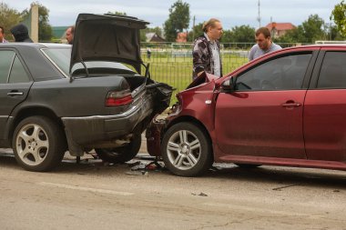 Odessa, Ukrayna - 22 Ağustos 2017: Kaza çarpışma şehir sonra sokak, zarar görmüş arabalar araba kazasında. Arabalar birbirine şehir sokak sürdü. büyük araba kazası, trende yakaladı
