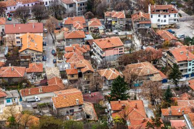 Provadia, Bulgaristan - 19 Kasım 2015: antik kentin bir dağ vadide antik tapınak kaleye Ovech Dağı nın eteklerinde yer alır. Ekonomik kriz kiremitli çatıları görülebilir.