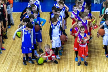 Odessa, Ukrayna - 23 Aralık 2018: genç çocuk basketbol oynamak, Çocuk spor yarışmalarında kutlama çocuk spor basketbol kulübü çocuk spor okul sırasında katılmak