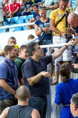 Odessa, Ukrayna - 2 Ağustos 2015: Gürcüce ve Ukraynalı siyasetçi, Ukrayna, Mikhail Saakaşvili, kendini hayranları ile oyun sırasında Fc Dinamo Kiev - Chernomorets Odessa fotoğraflandı Odessa bölge valisi. Major League.