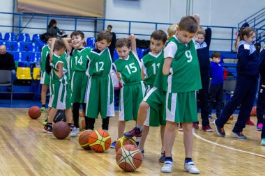 Odessa, Ukrayna - 23 Aralık 2018: genç çocuk basketbol oynamak, Çocuk spor yarışmalarında kutlama çocuk spor basketbol kulübü çocuk spor okul sırasında katılmak