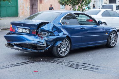 Odessa, Ukrayna-09,24 2018: otomobil trafik kazası sonucu olarak yaya geçidi üzerinde kırık. Kaza. Trafik kazası işaretleme yaya geçidi, araba kazası, çarpışma, karayolu üzerinde sigorta dava için üzerinde