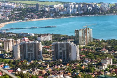 Gelenzhik, Rusya Federasyonu - 2018 yaklaşık: En iyi tatil deniz kasabası görünümünü. Deniz tatil beldesi üzerinden kuşbakışı görünümünü. Güzel yaz cityscape üst noktası çekim