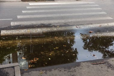 Bozuk yol çukurların ve noktalar, Ukrayna kırık asfalt kılıçla. Büyük delikli çok kötü asfalt yol. Korkunç teknoloji inşaat yollar. Çok sayıda tehlikeli hataları. Kötü yol. Yol onarım