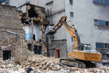 Terk edilmiş bir evde yoksul bir mahallede daraltır. Ev yok edildi. Evin duvarındaki çatlak. İmha eski evler, depremler, ekonomik kriz, terk edilmiş evler. Uygun olmayan evin kırık