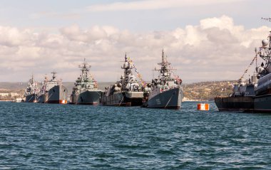 9 Mayıs 2015: Deniz Geçidi savaş gemileri Rus Karadeniz Filosu. Büyük Vatanseverlik Savaşı 'nın Zaferi Günü. Faşizme karşı 70 yıllık Büyük Zafer. Rus donanması