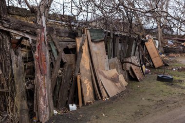 Kötü insanların yaşadığı kötü bir mahalle evlerde. İmha eski evler, depremler, ekonomik kriz, terk edilmiş evler. Kırık uygun olmayan evde. Odessa, Ukrayna, 2018
