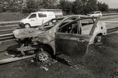 Odessa, Ukrayna - 17 Mayıs 2018: kaza yüksek hızlı yolda. Yüksek hızda sürdü Road arabaya korumak ve yandı. Aşırı hız nedeniyle korkunç trajik kaza. Otomatik yol emniyet görevlisi ayıran içine çöktü