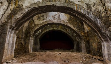 Bir yeraltı şarap mahzeni tünelde terk edilmiş bir. Yeraltı mezarlığı girişi. Zindan eski kalesine. Koyu evreleme için yaratıcı arka plan olarak. Antik zindan mistik iç