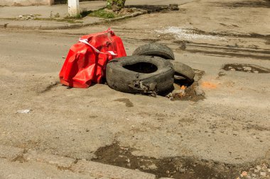 Teknoloji yollarının yapımı ihlalleri nedeniyle aşırı soğuk ve ağır yağmurlar asfalt yol yıkadı ve çok sayıda çatlaklar ve tehlikeli hataları kurdu