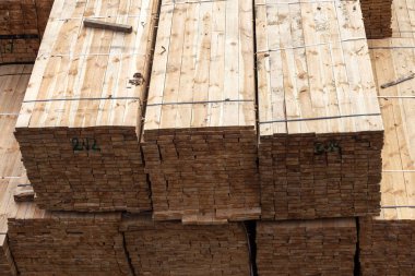 Odessa, Ukrayna - 19 Şubat 2018: yığınlarda Paketli kereste Odessa Liman kargo terminali üzerinde yükleme için bekliyor. Yükleri nakliye için-ekonomik demiryolu ve deniz lojistik