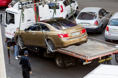 Odessa, Ukrayna - 13 Eylül 2017: Rating çekici saldırgan'ın araba almak için polis sokakta. Çekici kamyon araba çekici için kurallar Park yeri tecavüzcü, yükleme 