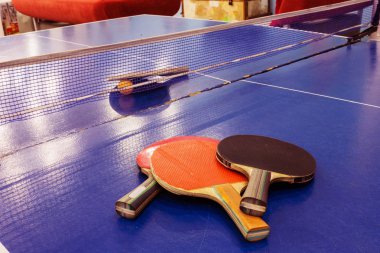 Masa Tenisi Masa Tenisi. Plastik ping pong topu oyun tablo ile bir masa tenisi raketi. Tablo spor oyun Masa Tenisi Spor arka plan. Bir tenis raketi, tenis topu oyun masa üzerinde