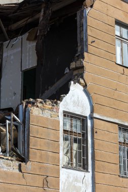 Terk edilmiş bir evde yoksul bir mahallede daraltır. Ev yok edildi. Evin duvarındaki çatlak. İmha eski evler, depremler, ekonomik kriz, terk edilmiş evler. Uygun olmayan evin kırık