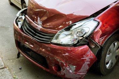 Odessa, Ukrayna - 30 Eylül 2017: karayolu üzerinde trafik kazası. şehirde çarpışma sonra sokak, hasarlı araçları üzerindeki trafik kazası. trafik kazası. Trafik sıkışıklığı. trafik sıkışıklığı