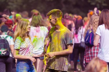 KRASNODAR, RUSSIA - May11,2018: Renkler Festivali, geleneksel Hint Holi festivali. Gençler Holi bayramında renkli pudra atarken eğleniyorlar. Renkli boya festivali. Renk Festivali