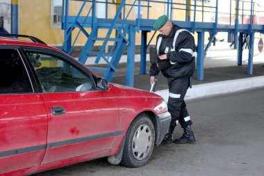 Odessa - 23 Nisan: Gümrük sınır kontrol noktası Ukrayna - Moldova. Vatandaşlar ve 23 Nisan 2008, Odessa, Ukrayna sınır kapısı araba muayene