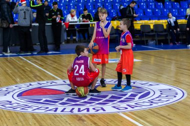 Odessa, Ukrayna - 23 Aralık 2018: genç çocuk basketbol oynamak, Çocuk spor yarışmalarında kutlama çocuk spor basketbol kulübü çocuk spor okul sırasında katılmak