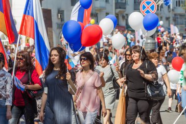 Novorossiysk, Rusya - 1 Mayıs 2018: Mayıs günü gösteri. Barış! İş! Mayıs! İnsanlar ile tatil geçit töreni sırasında Bayrak İşçi Bayramı kutlamak. 1 Mayıs günü tüm çalışan insanlar. Koloni içinde yürüyen insanlar