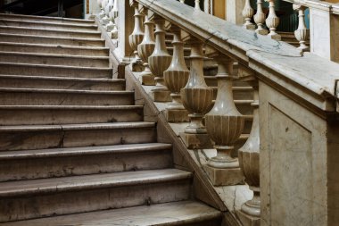 Eski bir taş merdiven açın. Taş, mermer merdiven izleri imha olan eski adımları. Yıpranmış adımları kırık bir antik mermer merdiven, antik. Eski görkemli, görkemli, mermer taş merdiven