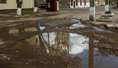 Teknoloji yollarının yapımı ihlalleri nedeniyle aşırı soğuk ve ağır yağmurlar asfalt yol yıkadı ve çok sayıda çatlaklar ve tehlikeli hataları kurdu
