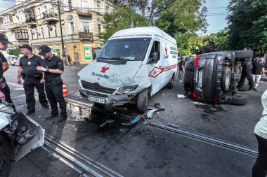 Odessa, Ukrayna - 11 Temmuz 2016: Kaza kaza bir polis ekibi ile sokakta. Polis araba kovalamaca sırasında suçlu kontrolü kaybedip büyük bir kaza yaratılmıştır. Kırık araba çarpışma