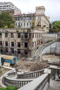 Odessa, Ukrayna - Cirka 2017: Yıkılan evler için yoksul insanların yoksul bölgelerde. Büyük onarım, kriz sırasında eski evleri yok edildi. Zavallı alanları. Yıkık terkedilmiş evlerde yaşayan insanlar