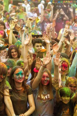 KRASNODAR, RUSSIA - May11,2018: Renkler Festivali, geleneksel Hint Holi festivali. Gençler Holi bayramında renkli pudra atarken eğleniyorlar. Renkli boya festivali. Renk Festivali