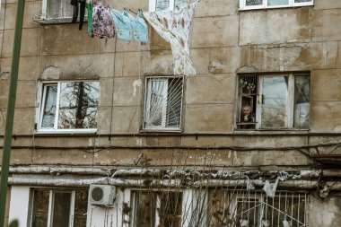 Yoksul insanlar için kötü mahallede yıkık evler. Büyük onarım bir kriz sırasında eski evleri yok edildi. Zavallı Bölgesi mimarisi. Eski zavallı, yoksullar için bir ev