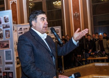 Odessa, Ukrayna - 28 Ekim 2015: Gürcüce ve Ukraynalı siyasetçi, Odessa region, sivil itaatsizlik için Belediye Başkanı Odessa seçimden sonra denilen toplantısında Mikhail Saakaşvili Valisi