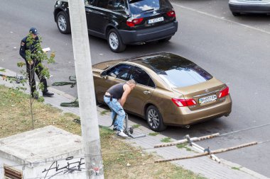 Odessa, Ukrayna - 13 Eylül 2017: Rating çekici saldırgan'ın araba almak için polis sokakta. Çekici kamyon araba çekici için kurallar Park yeri tecavüzcü, yükleme 