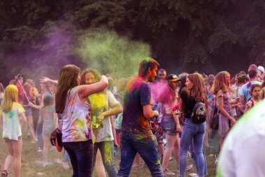 KRASNODAR, RUSSIA - May11,2018: Renkler Festivali, geleneksel Hint Holi festivali. Gençler Holi bayramında renkli pudra atarken eğleniyorlar. Renkli boya festivali. Renk Festivali