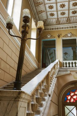 Eski bir taş merdiven açın. Taş, mermer merdiven izleri imha olan eski adımları. Yıpranmış adımları kırık bir antik mermer merdiven, antik. Eski görkemli, görkemli, mermer taş merdiven